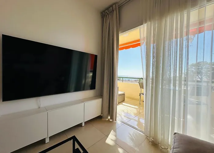 In Front Of The Ocean דירה